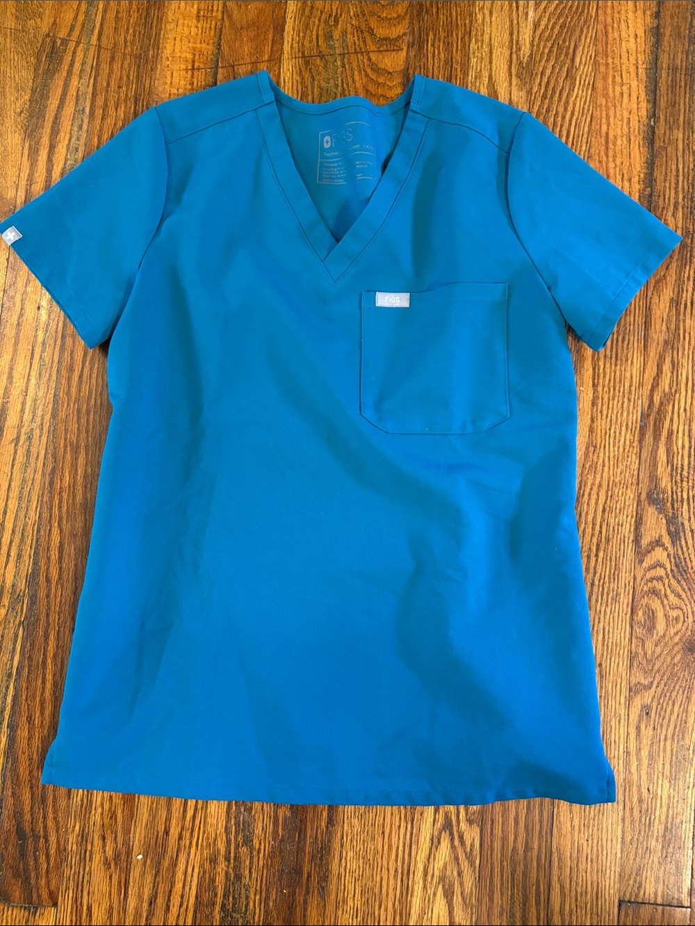 🎉NWOT! Figs V-Neck Scrub Top in Catarina One Pocket!